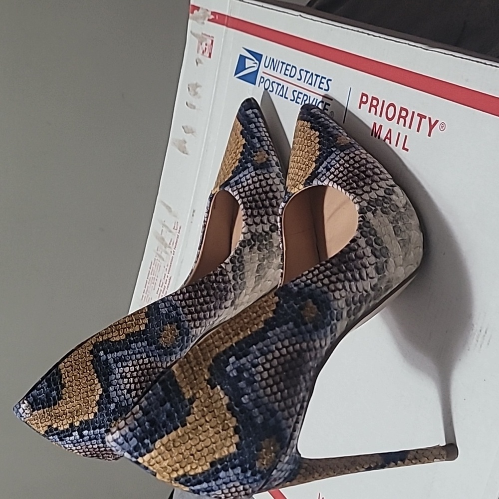Steve Madden Snakeskin design heels with matching purse